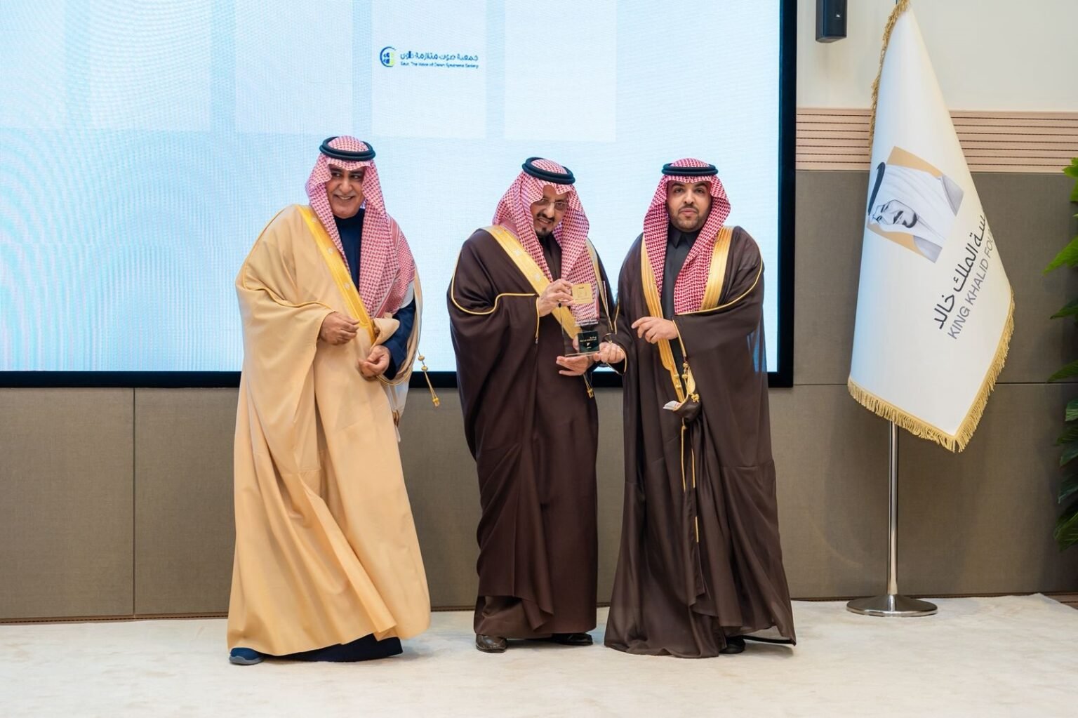سفانة حائل تتوّج بجائزة الملك خالد 2025 سفانة حائل تتوّج بجائزة الملك خالد 2025