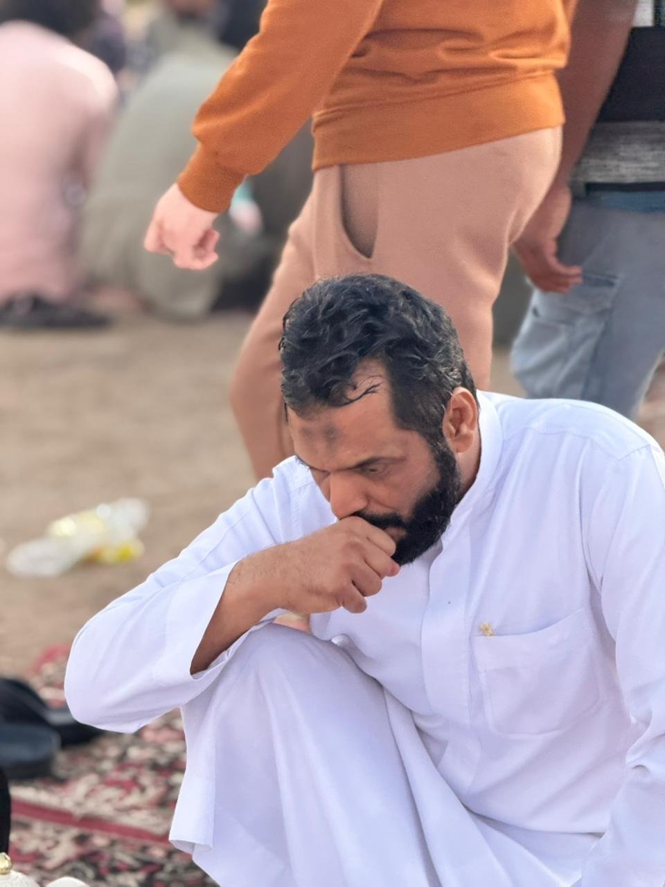 سفرة واحدة وقلوب متآلفة.. أهالي "حي الروضة" بأملج يحيون عادة الإفطار الجماعي السنوي