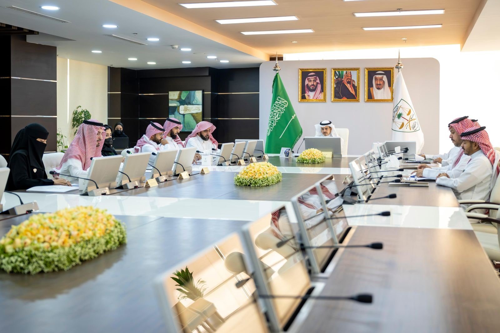 "الأحيدب" يجتمع مع لجنة التعاملات الإلكترونية ويؤكد على أهمية دعم الابتكارات وتعزيز الاستفادة من الحلول التقنية الحديثة
