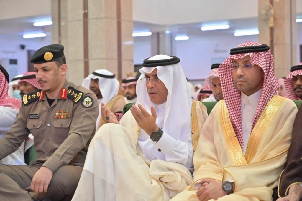 محافظ تربة الأستاذ مرزوق المطيري يؤدي صلاة العيد بحضور المسؤولين والأهالي