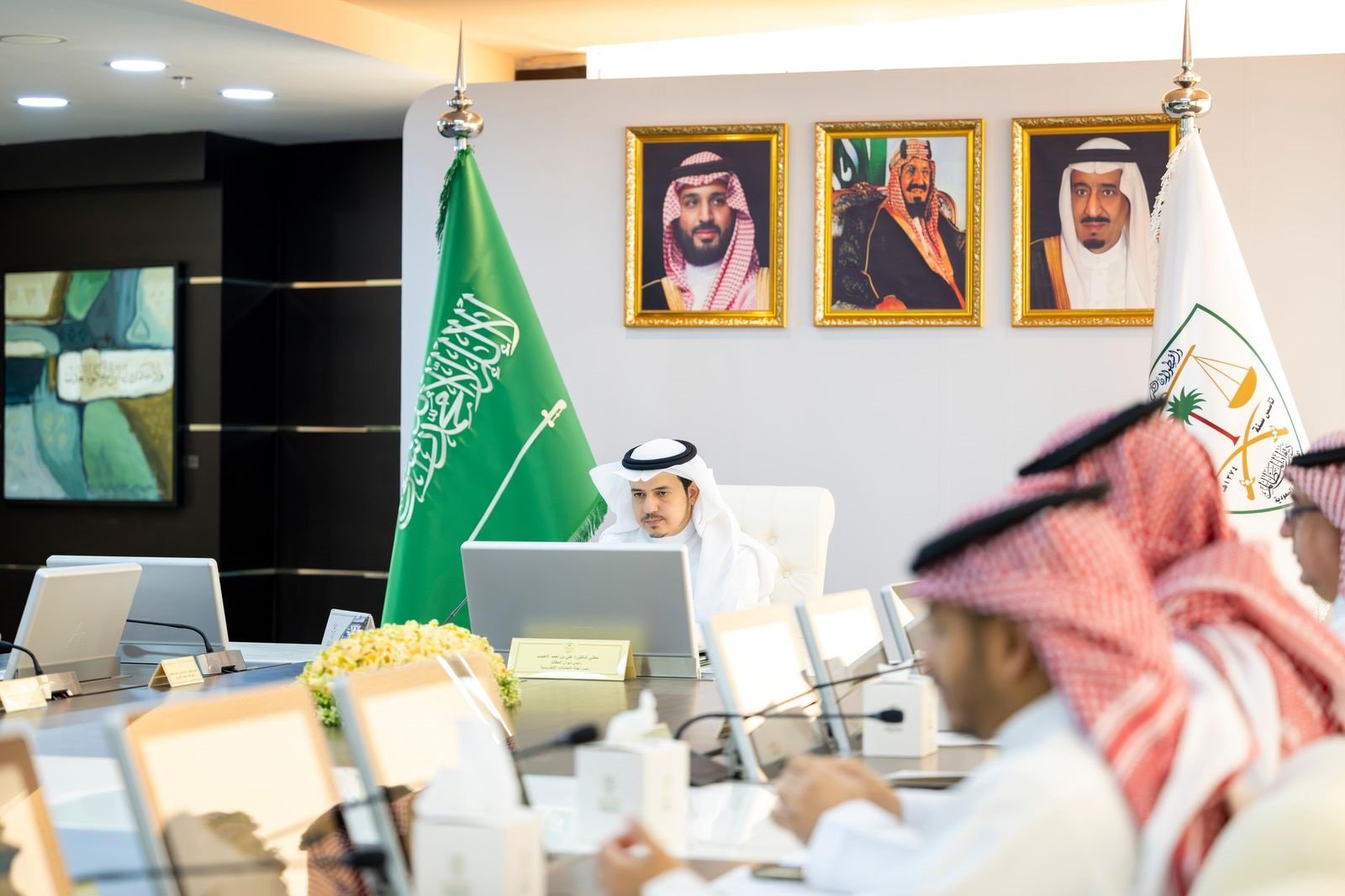 "الأحيدب" يجتمع مع لجنة التعاملات الإلكترونية ويؤكد على أهمية دعم الابتكارات وتعزيز الاستفادة من الحلول التقنية الحديثة