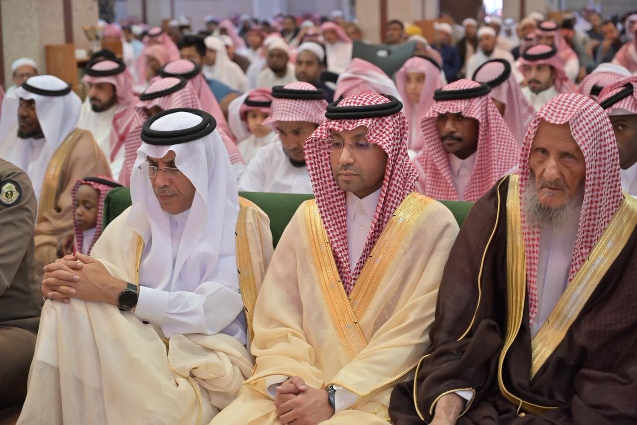 محافظ تربة الأستاذ مرزوق المطيري يؤدي صلاة العيد بحضور المسؤولين والأهالي