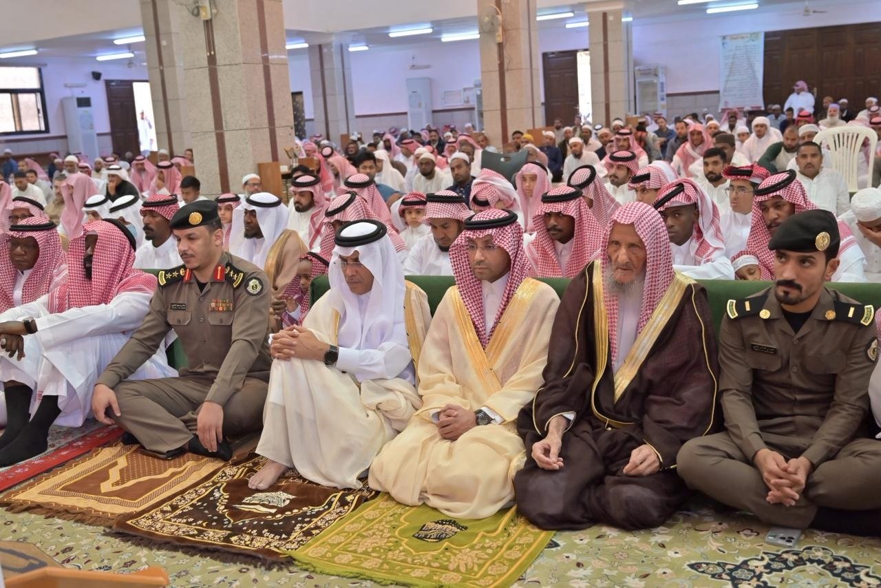 محافظ تربة الأستاذ مرزوق المطيري يؤدي صلاة العيد بحضور المسؤولين والأهالي