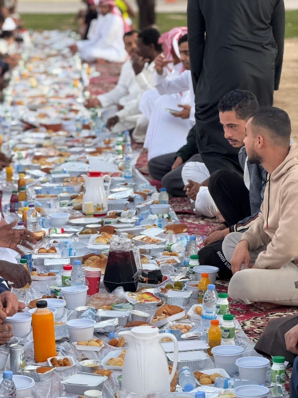 سفرة واحدة وقلوب متآلفة.. أهالي "حي الروضة" بأملج يحيون عادة الإفطار الجماعي السنوي