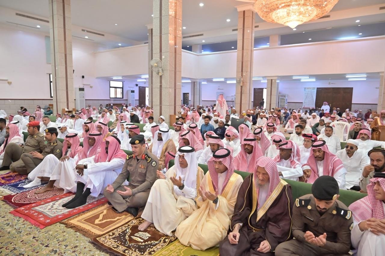 محافظ تربة الأستاذ مرزوق المطيري يؤدي صلاة العيد بحضور المسؤولين والأهالي