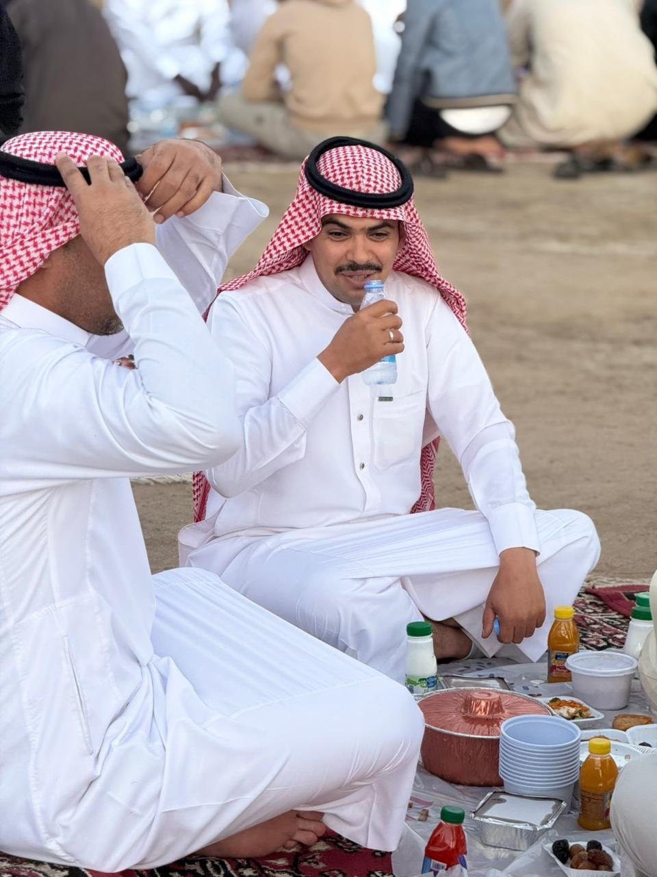 سفرة واحدة وقلوب متآلفة.. أهالي "حي الروضة" بأملج يحيون عادة الإفطار الجماعي السنوي