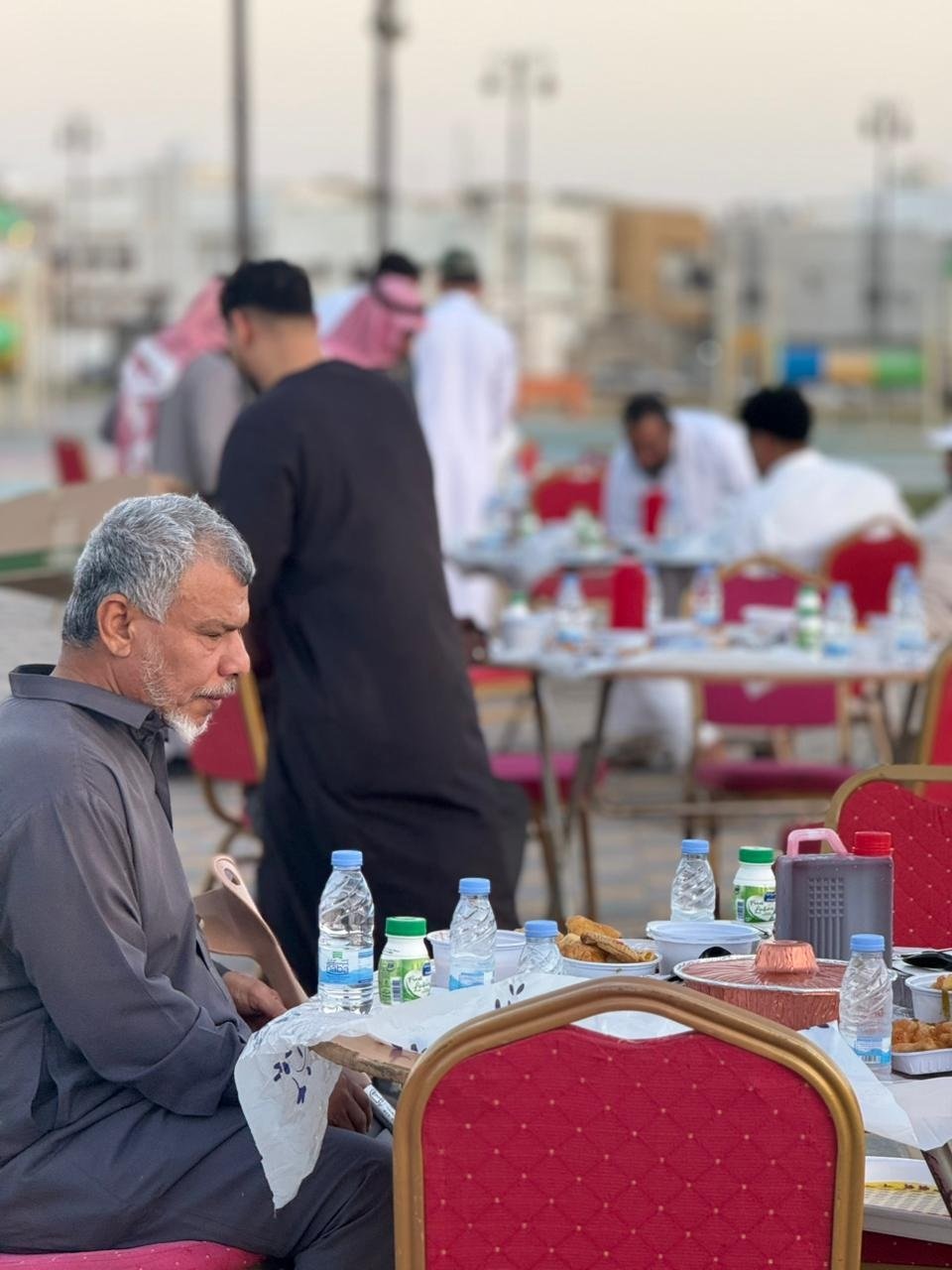 سفرة واحدة وقلوب متآلفة.. أهالي "حي الروضة" بأملج يحيون عادة الإفطار الجماعي السنوي