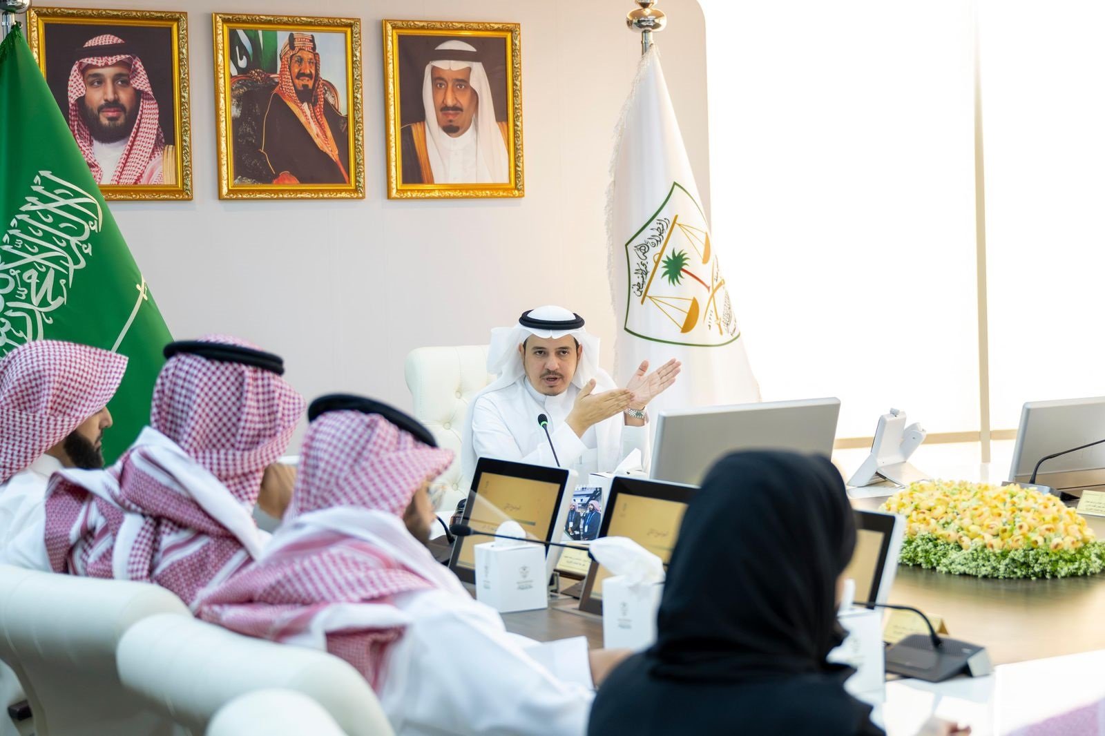 "الأحيدب" يجتمع مع لجنة التعاملات الإلكترونية ويؤكد على أهمية دعم الابتكارات وتعزيز الاستفادة من الحلول التقنية الحديثة