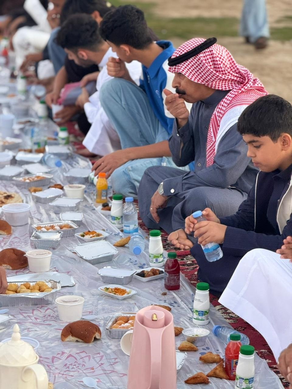 سفرة واحدة وقلوب متآلفة.. أهالي "حي الروضة" بأملج يحيون عادة الإفطار الجماعي السنوي