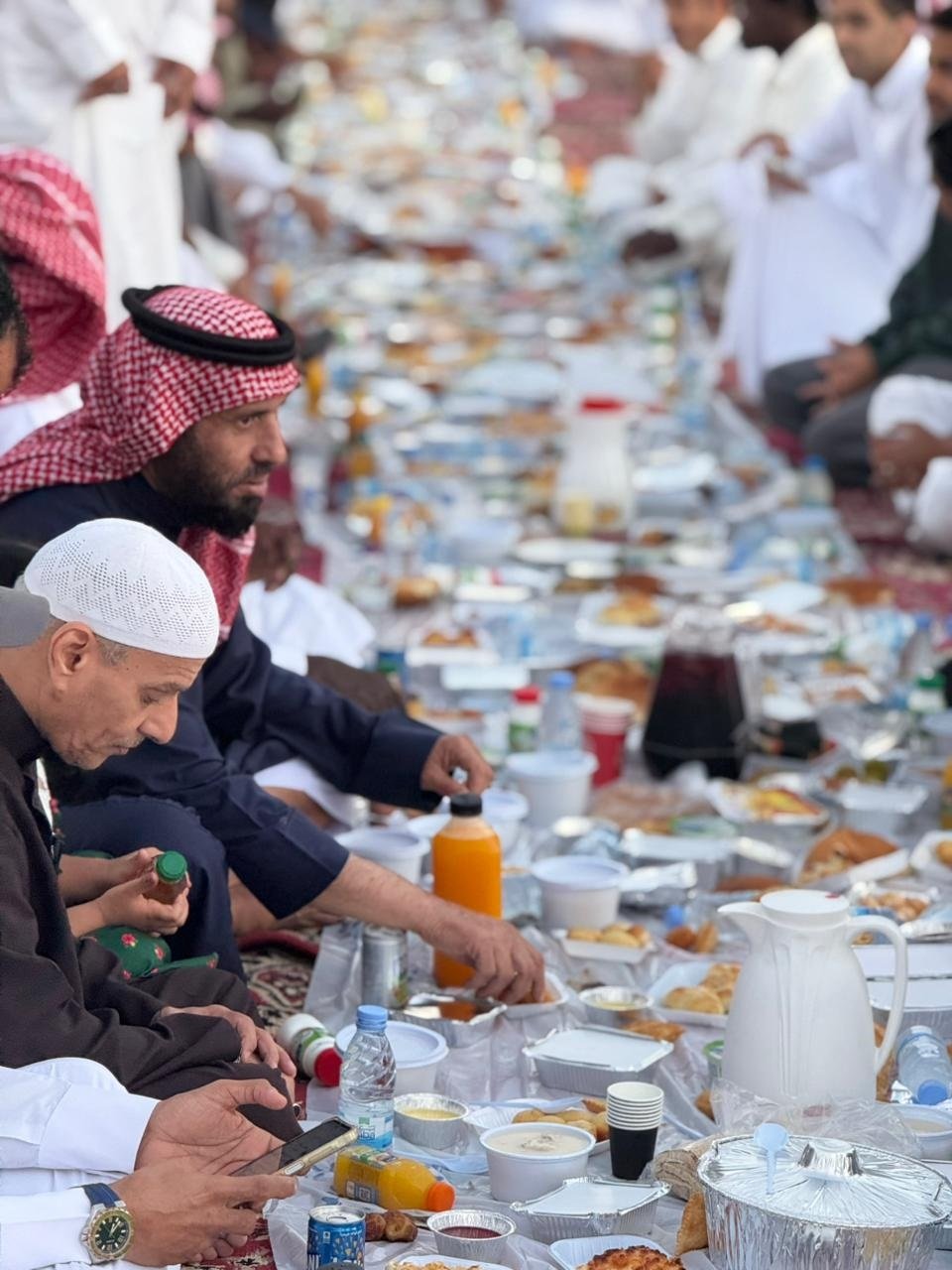 سفرة واحدة وقلوب متآلفة.. أهالي "حي الروضة" بأملج يحيون عادة الإفطار الجماعي السنوي