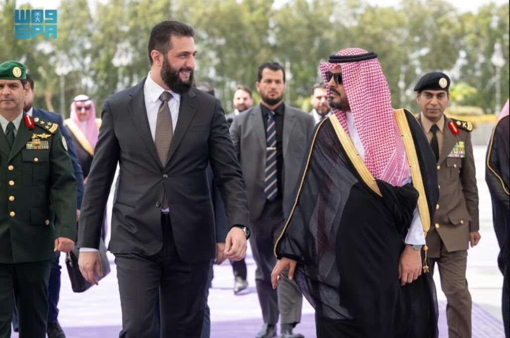 وصول الرئيس السوري أحمد الشرع إلى جدة واستقبال رسمي في مطار الملك عبدالعزيز