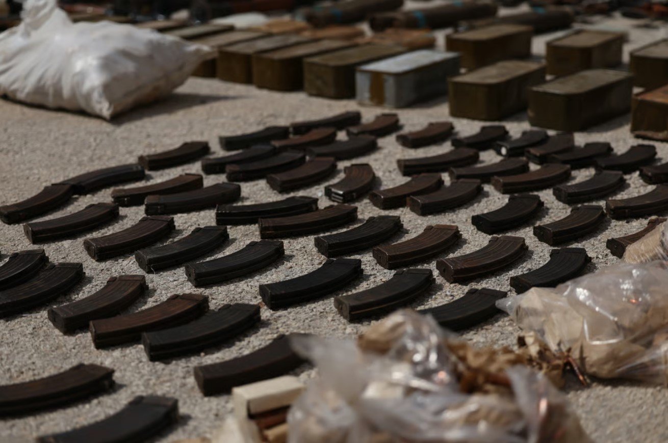 تفكيك خلية إرهابية بحمص وضبط ترسانة أسلحة ثقيلة في عملية نوعية للأمن الداخلي السوري
