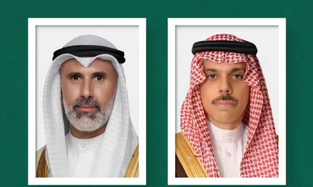 وزير الخارجية يتلقى اتصالاً من نظيره الكويتي ويبحثان جهود الحفاظ على أمن المنطقة