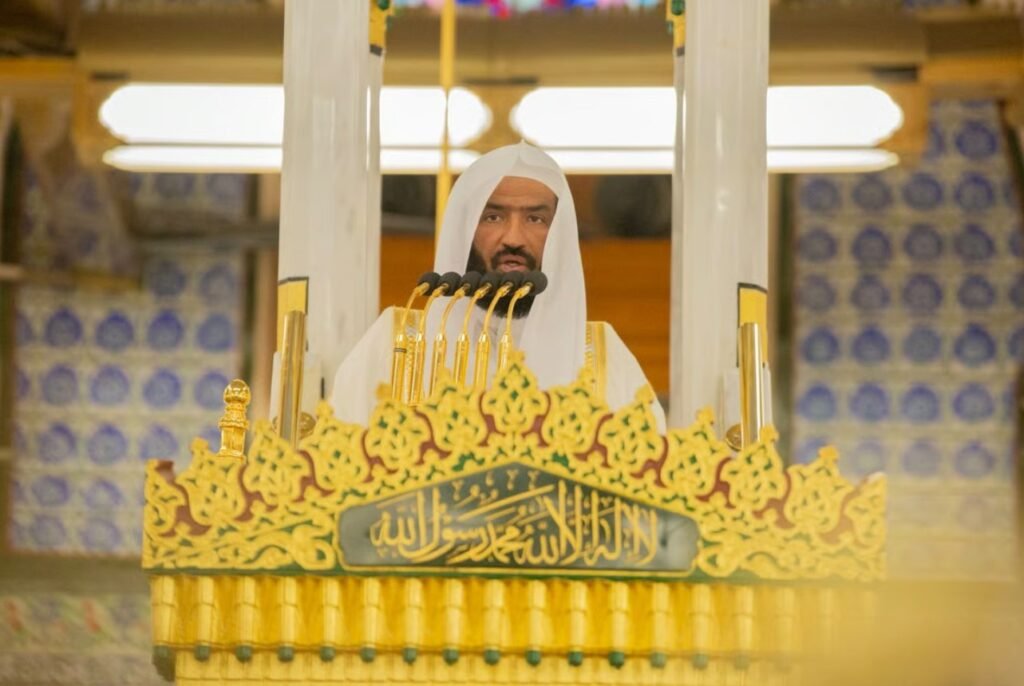إمام المسجد النبوي يبيّن شروط استجابة الدعاء وموانعه