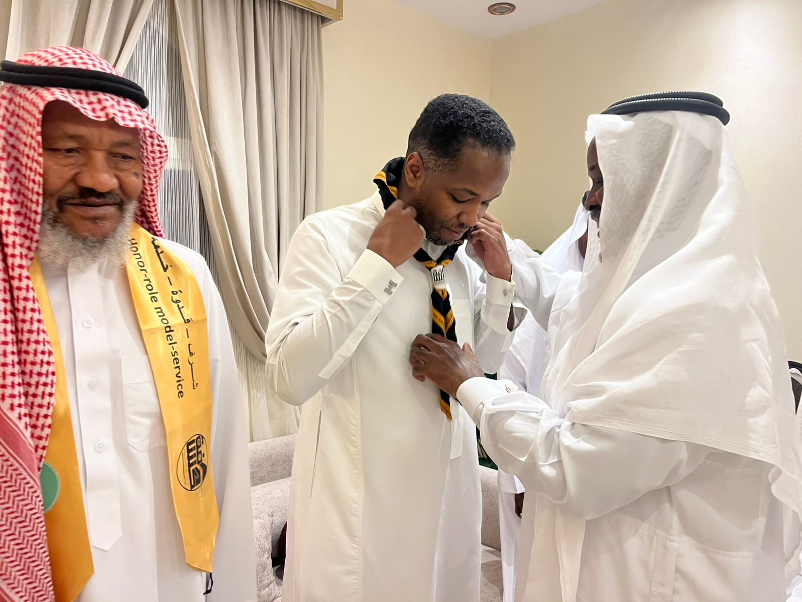 نجم الوحدة والاتحاد والمنتخب سليمان اميدو ووالده الكابتن عبدالله يستقبلون كشافة شباب مكة المكرمة