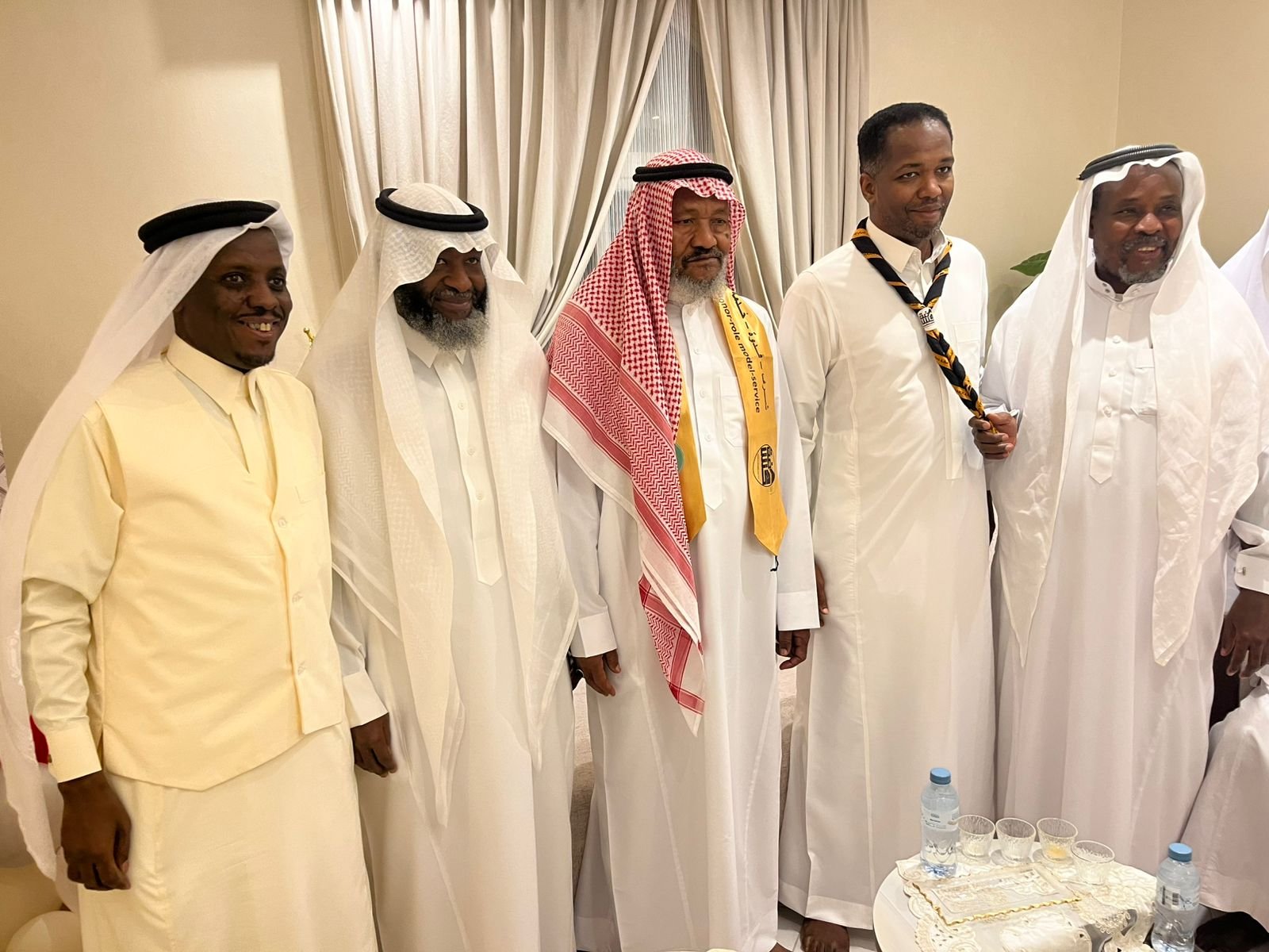 نجم الوحدة والاتحاد والمنتخب سليمان اميدو ووالده الكابتن عبدالله يستقبلون كشافة شباب مكة المكرمة