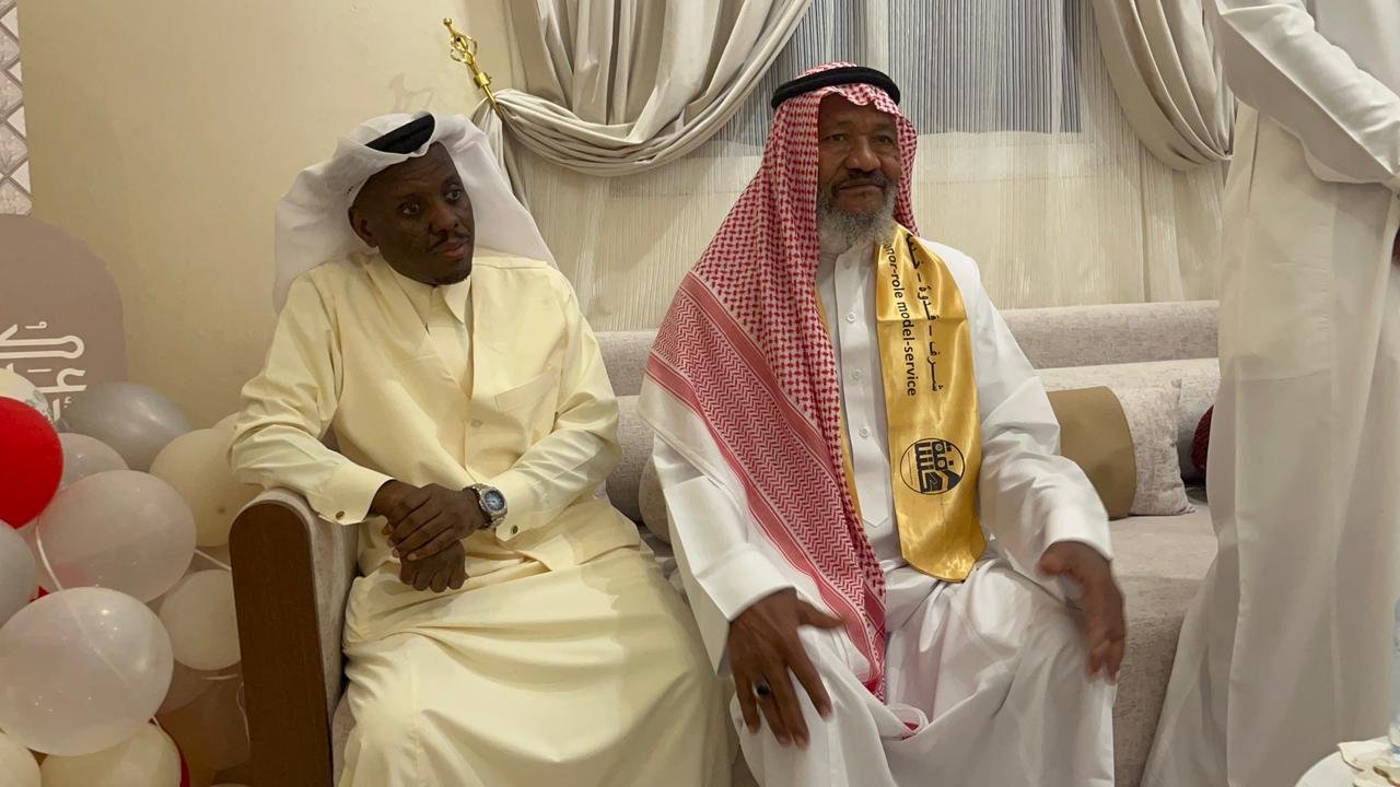 نجم الوحدة والاتحاد والمنتخب سليمان اميدو ووالده الكابتن عبدالله يستقبلون كشافة شباب مكة المكرمة