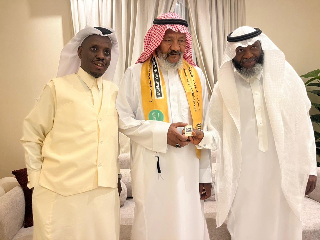 نجم الوحدة والاتحاد والمنتخب سليمان اميدو ووالده الكابتن عبدالله يستقبلون كشافة شباب مكة المكرمة
