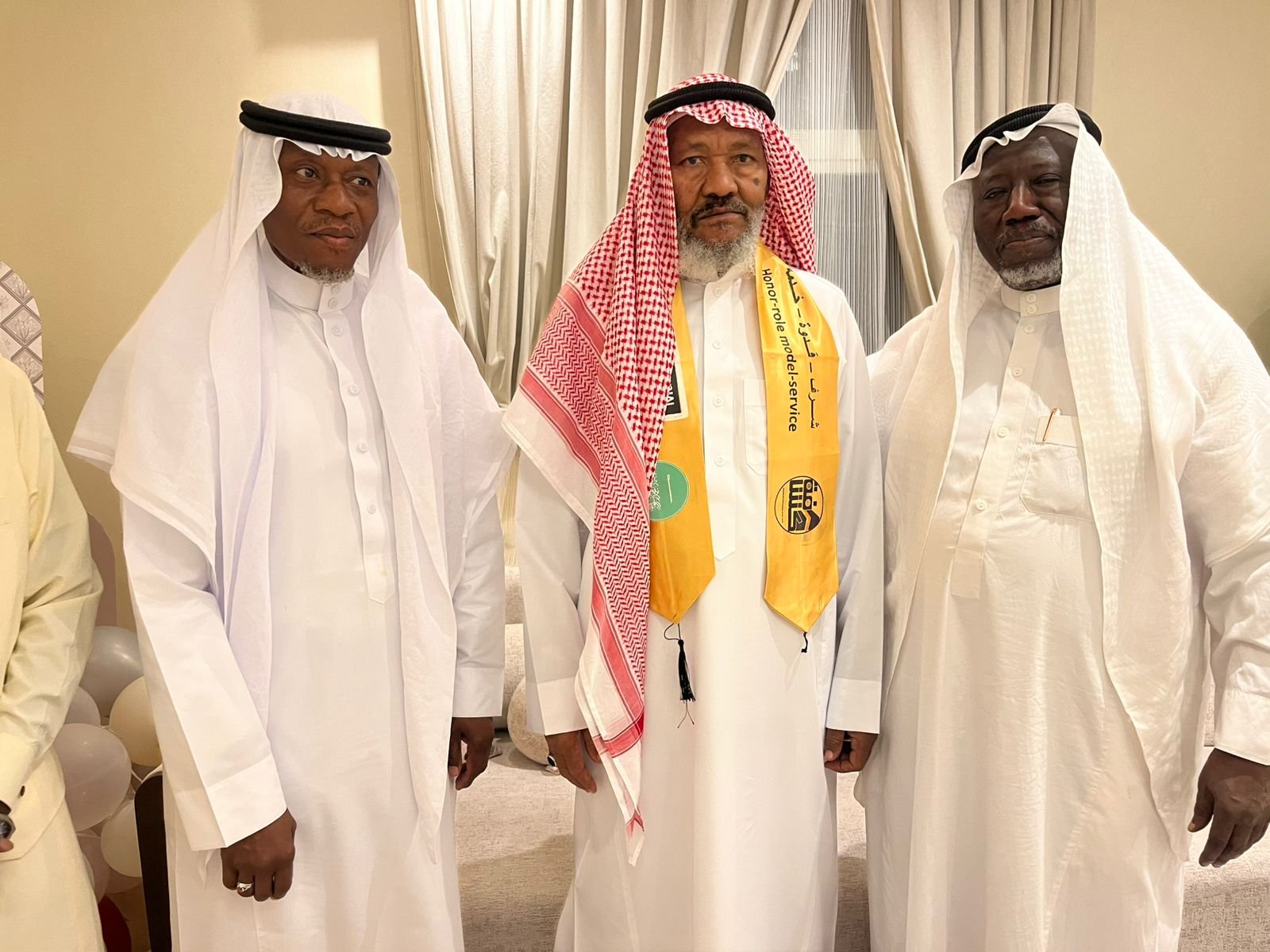 نجم الوحدة والاتحاد والمنتخب سليمان اميدو ووالده الكابتن عبدالله يستقبلون كشافة شباب مكة المكرمة