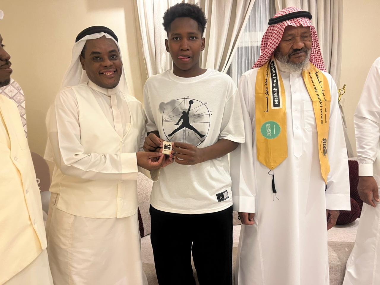 نجم الوحدة والاتحاد والمنتخب سليمان اميدو ووالده الكابتن عبدالله يستقبلون كشافة شباب مكة المكرمة
