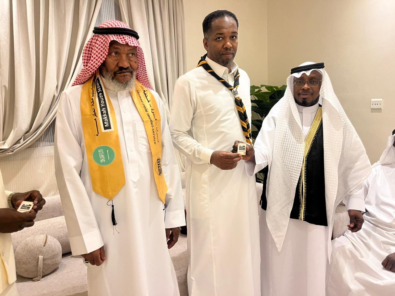 نجم الوحدة والاتحاد والمنتخب سليمان اميدو ووالده الكابتن عبدالله يستقبلون كشافة شباب مكة المكرمة