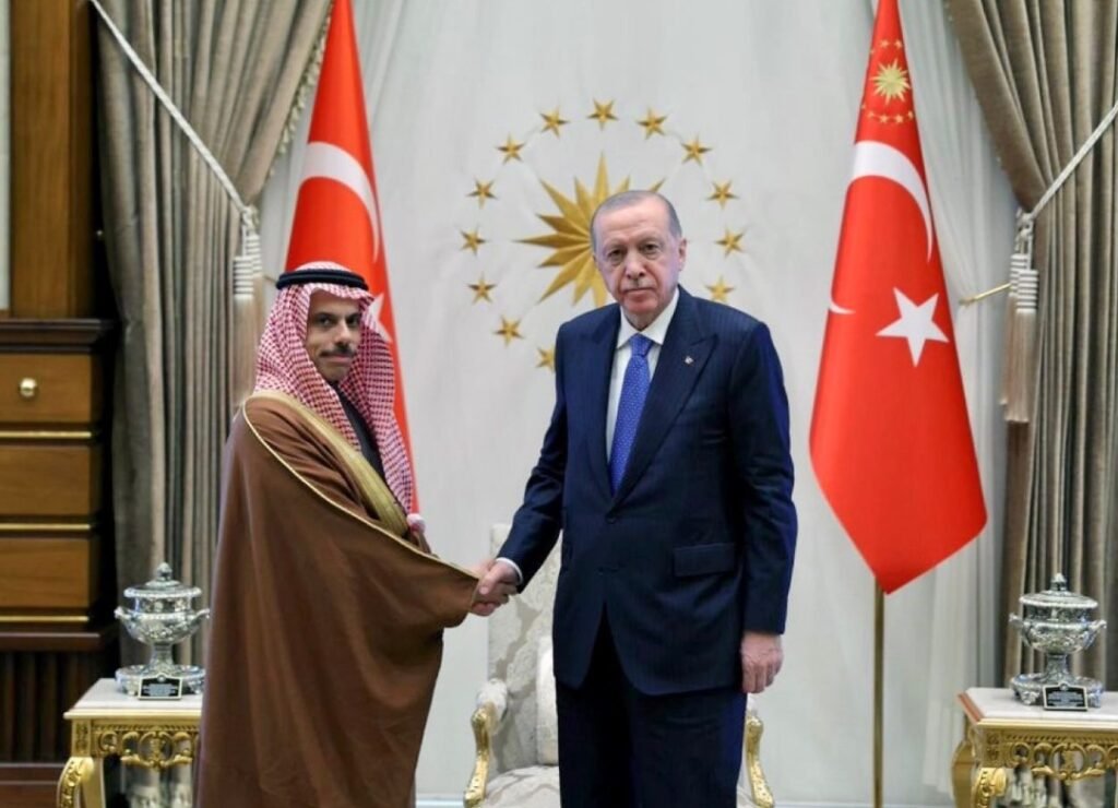 أردوغان يستقبل الأمير فيصل بن فرحان في أنقرة لبحث تعزيز العلاقات السعودية التركية