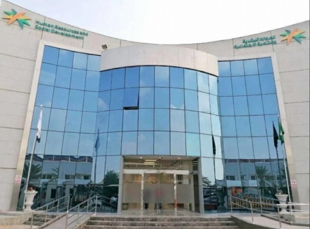 «الموارد»: إلغاء 7200 تأشيرة وحجب الخدمات عن منشآت مخالفة