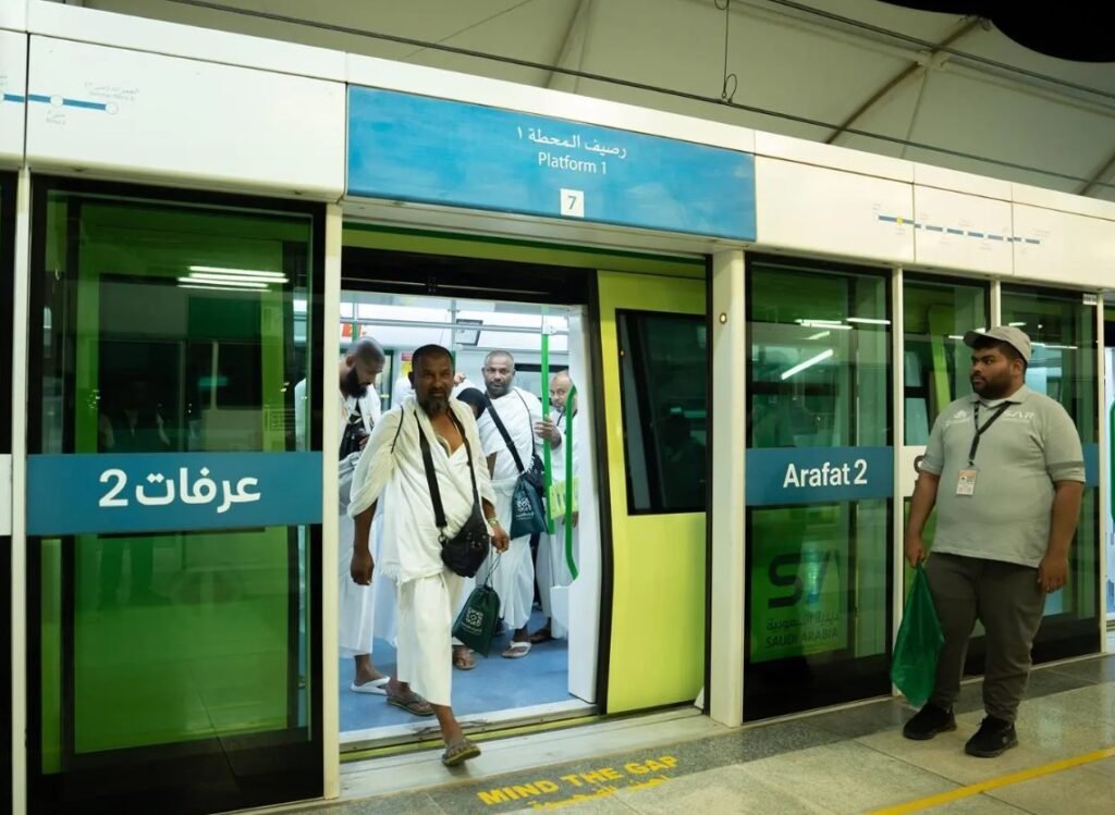 توافد ضيوف الرحمن إلى صعيد عرفات لأداء ركن الحج الأعظم