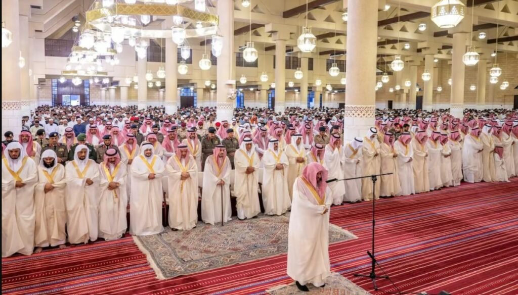 المصلون في المملكة يؤدون صلاة عيد الأضحى وسط أجواء من الخشوع