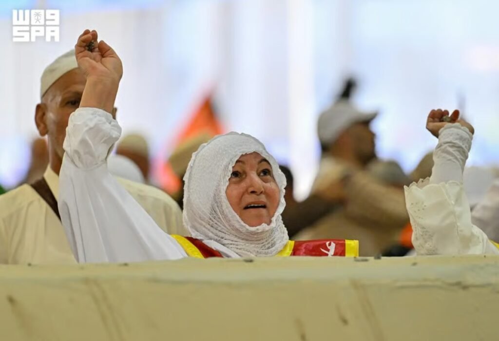 حجاج بيت الله الحرام يرمون الجمرات خلال أول أيام التشريق