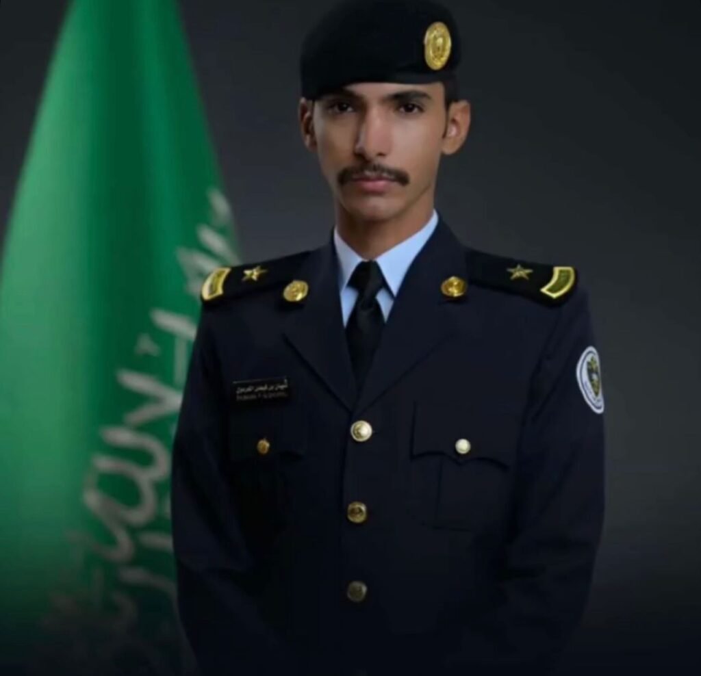 الملازم ثنيان الغرمول خريجاً من كلية الملك فهد الأمنية بتقدير ممتاز مع مرتبة الشرف الأولى الملازم ثنيان الغرمول خريجاً من كلية الملك فهد الأمنية بتقدير ممتاز مع مرتبة الشرف الأولى