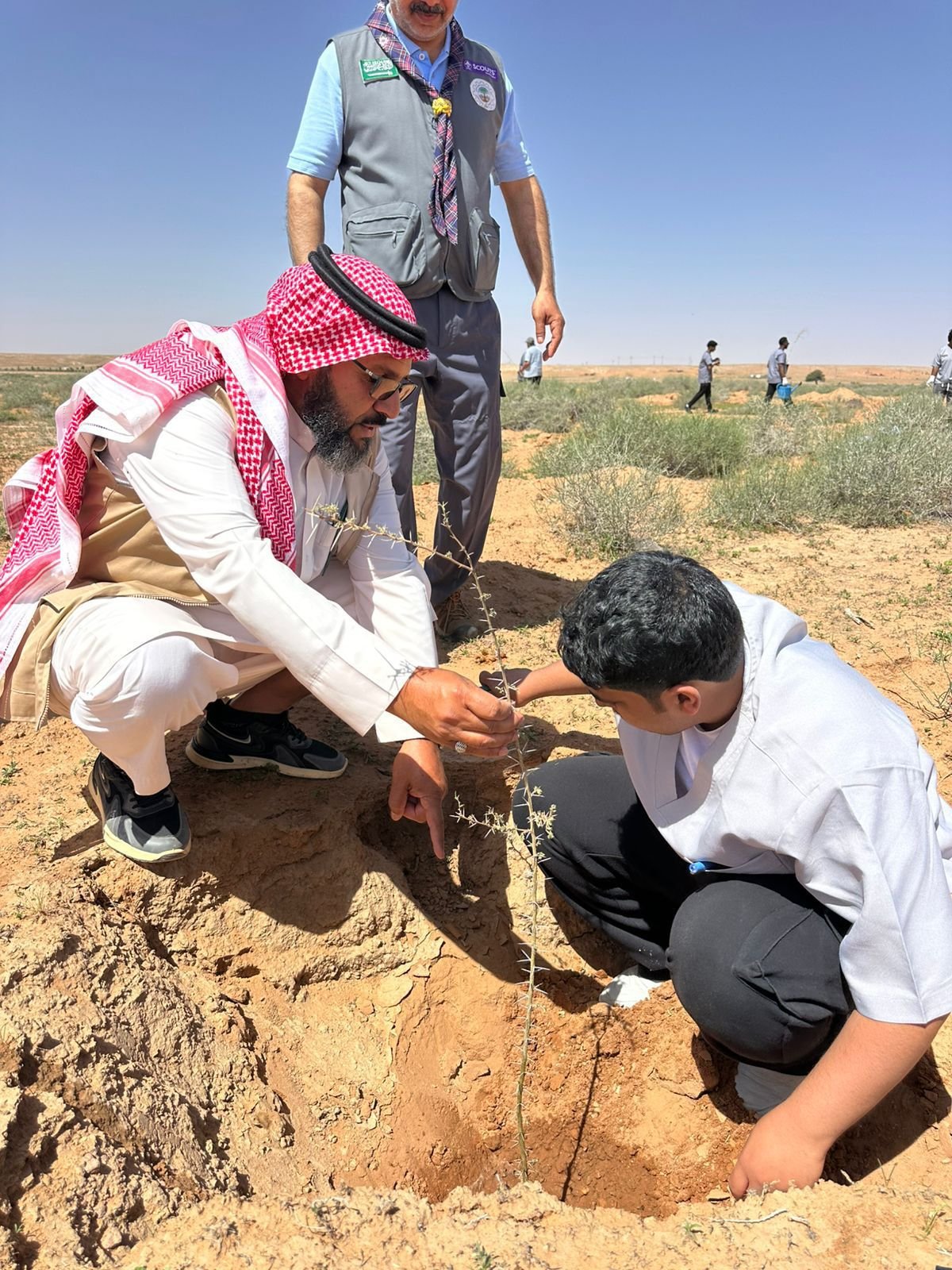 طلاب الكلية التقنية بالارطاوية يغرسون 2000 شتلة برية في روضة الحمدان بالشراكة مع جمعية الدهناء الخضراء