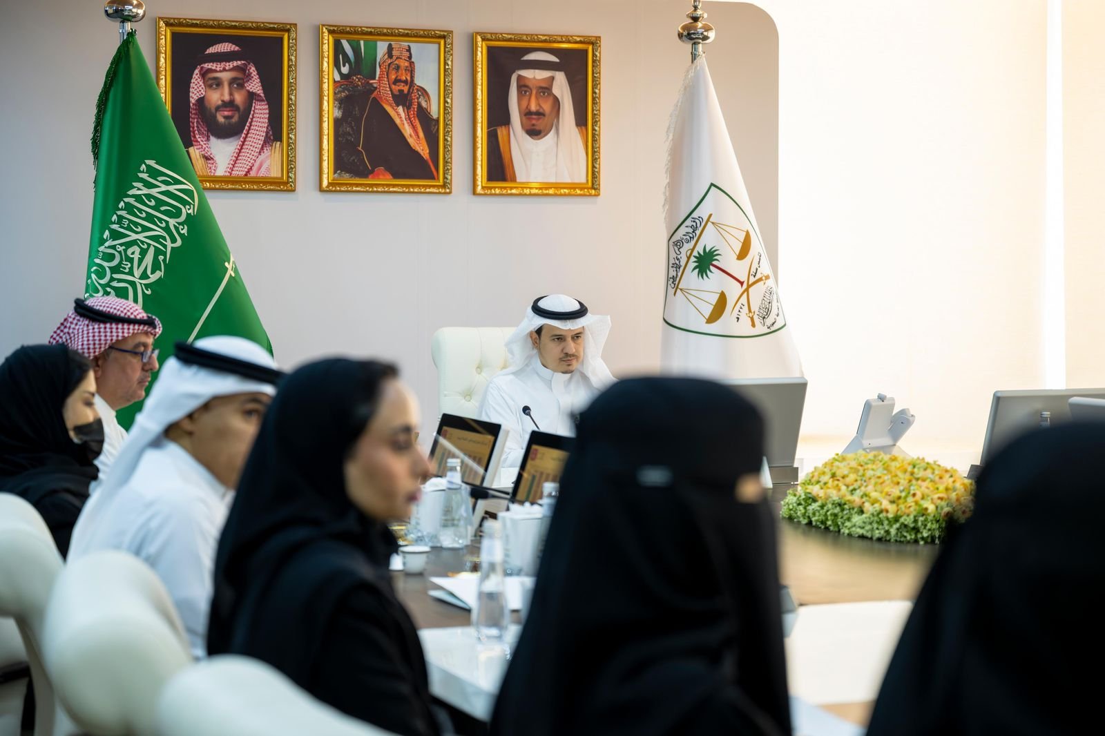 الأحيدب يترأس اجتماع مكتب إدارة البيانات لتعزيز تطبيقات الذكاء الاصطناعي في القضاء الإداري