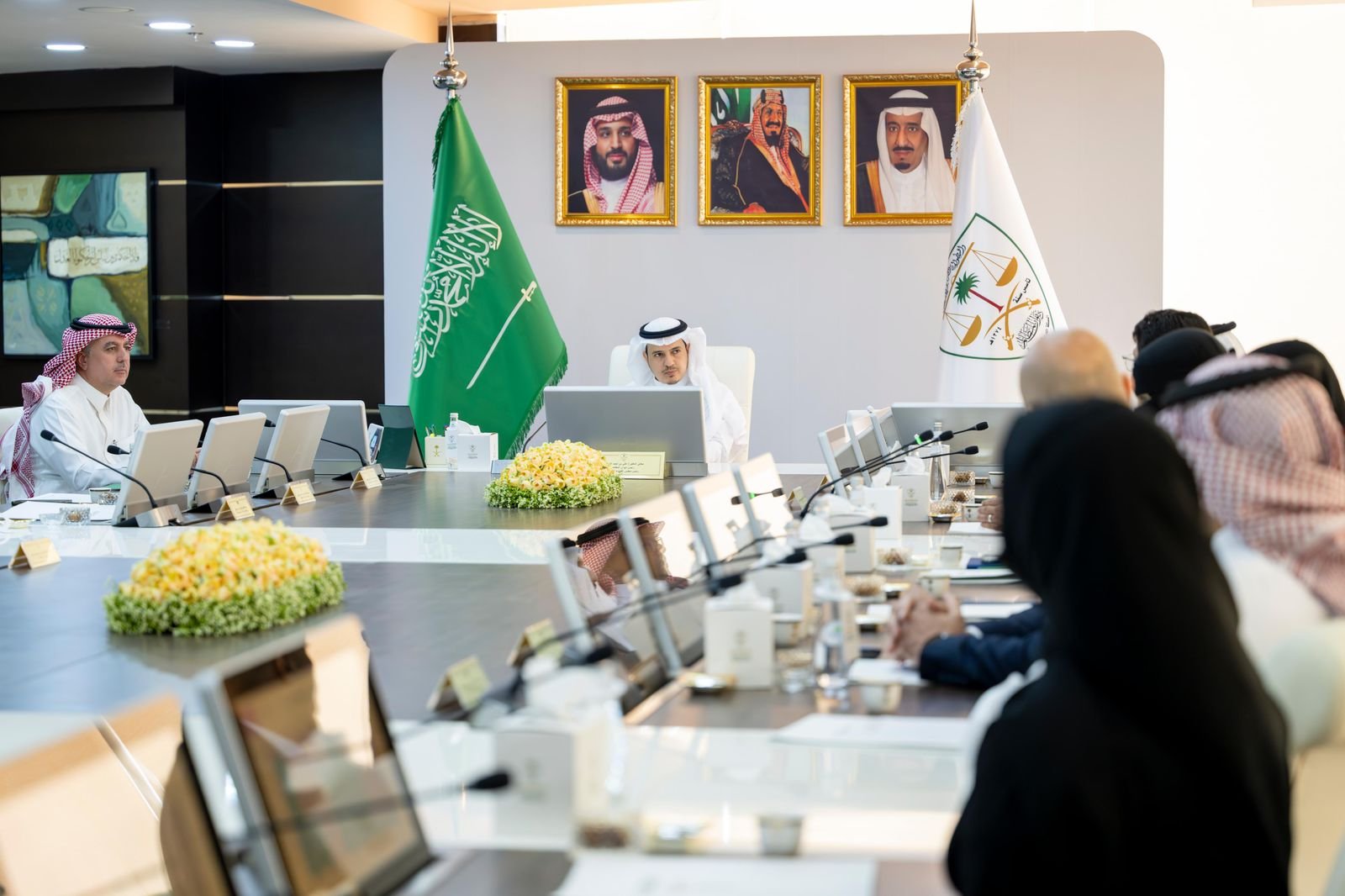 الأحيدب يترأس اجتماع مكتب إدارة البيانات لتعزيز تطبيقات الذكاء الاصطناعي في القضاء الإداري