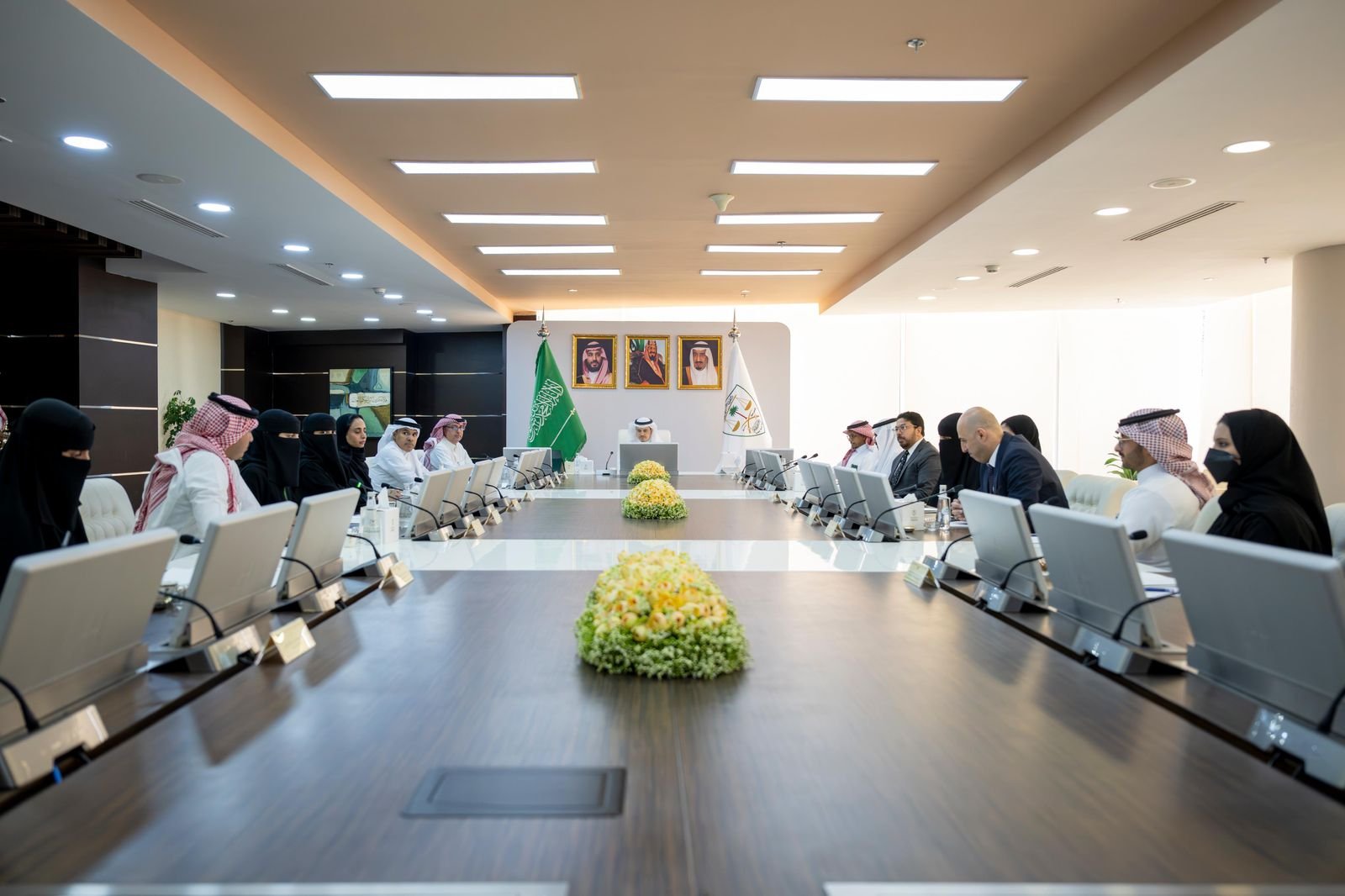 الأحيدب يترأس اجتماع مكتب إدارة البيانات لتعزيز تطبيقات الذكاء الاصطناعي في القضاء الإداري