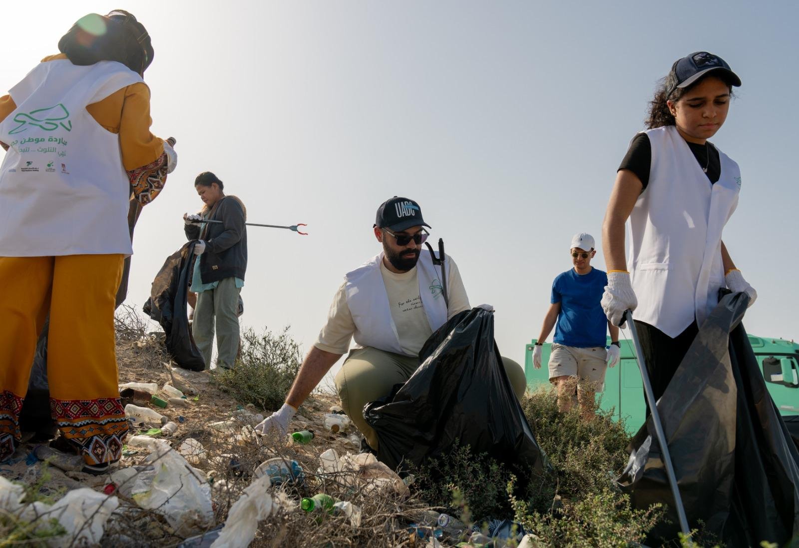 من الوعي إلى الأثر.. بشراكة مجتمعية جمعية أصدقاء البيئة تفعّل حراكًا بيئيًا لتنظيف العقير