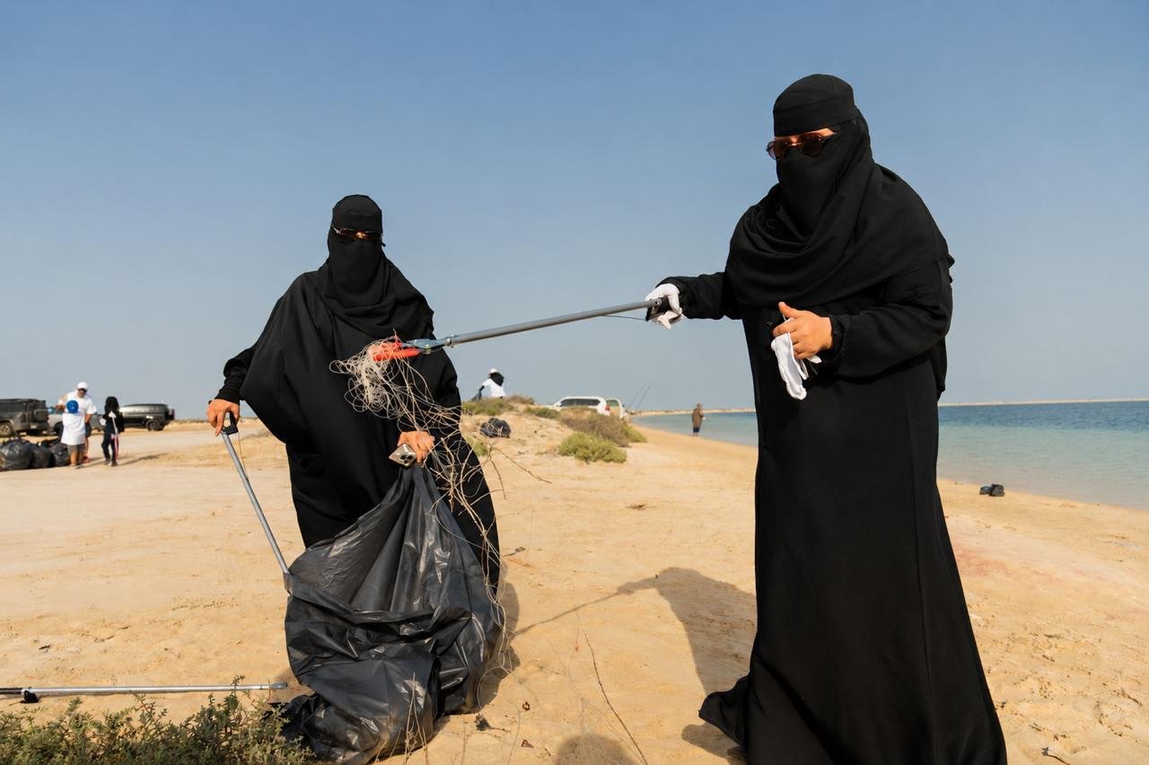 من الوعي إلى الأثر.. بشراكة مجتمعية جمعية أصدقاء البيئة تفعّل حراكًا بيئيًا لتنظيف العقير