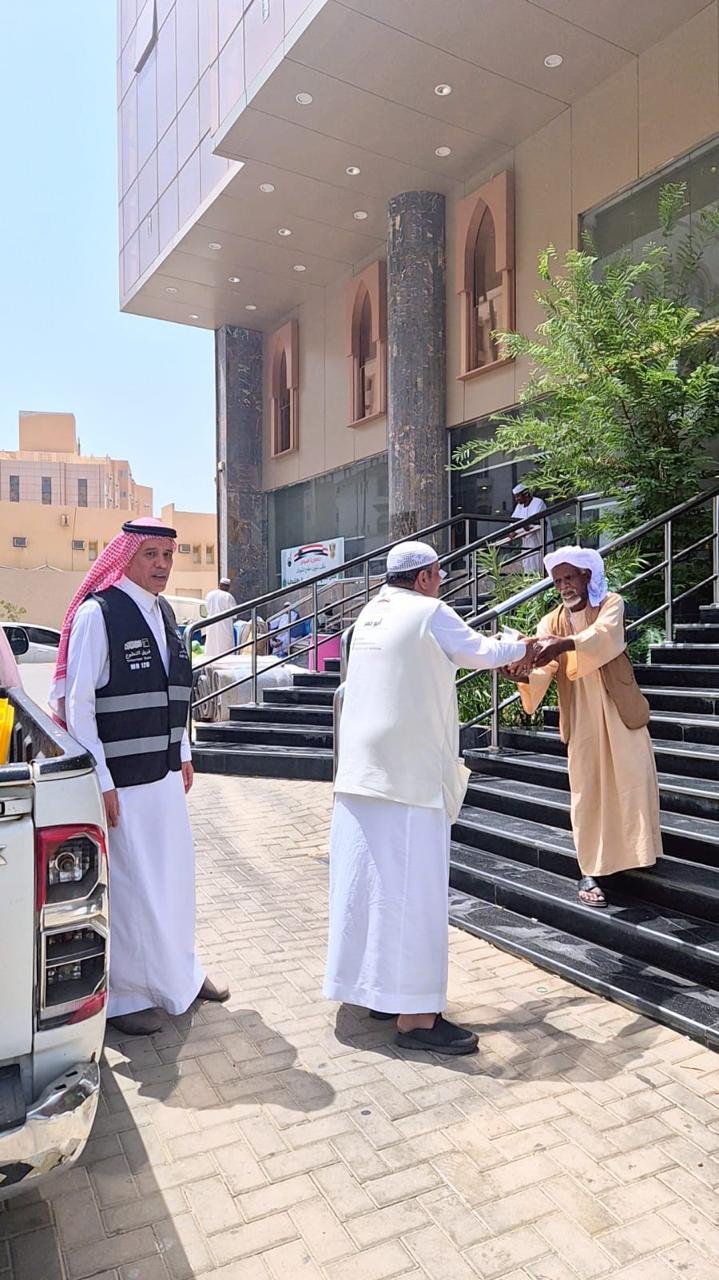 تكامل مجتمعي جمعية مبادر وفريق همم مكية يحتفون بضيوف الرحمن ويوزعون 1200 وجبة للحجاج - صحيفة البوابة الالكترونية تكامل مجتمعي جمعية مبادر وفريق همم مكية يحتفون بضيوف الرحمن ويوزعون 1200 وجبة للحجاج