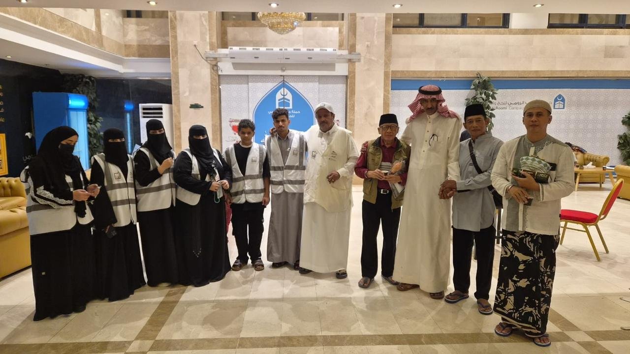 تكامل مجتمعي جمعية مبادر وفريق همم مكية يحتفون بضيوف الرحمن ويوزعون 1200 وجبة للحجاج - صحيفة البوابة الالكترونية تكامل مجتمعي جمعية مبادر وفريق همم مكية يحتفون بضيوف الرحمن ويوزعون 1200 وجبة للحجاج