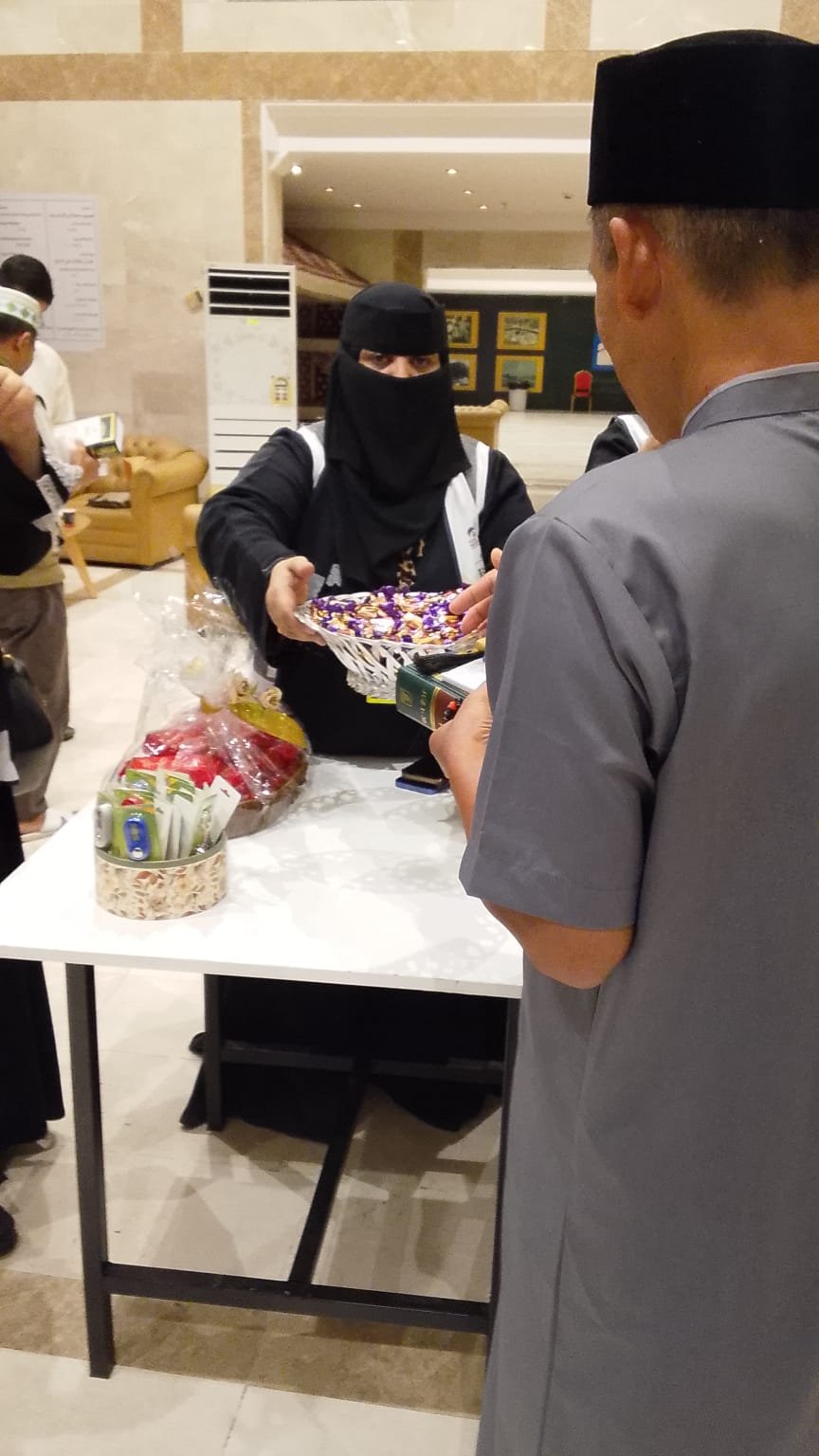 تكامل مجتمعي جمعية مبادر وفريق همم مكية يحتفون بضيوف الرحمن ويوزعون 1200 وجبة للحجاج - صحيفة البوابة الالكترونية تكامل مجتمعي جمعية مبادر وفريق همم مكية يحتفون بضيوف الرحمن ويوزعون 1200 وجبة للحجاج