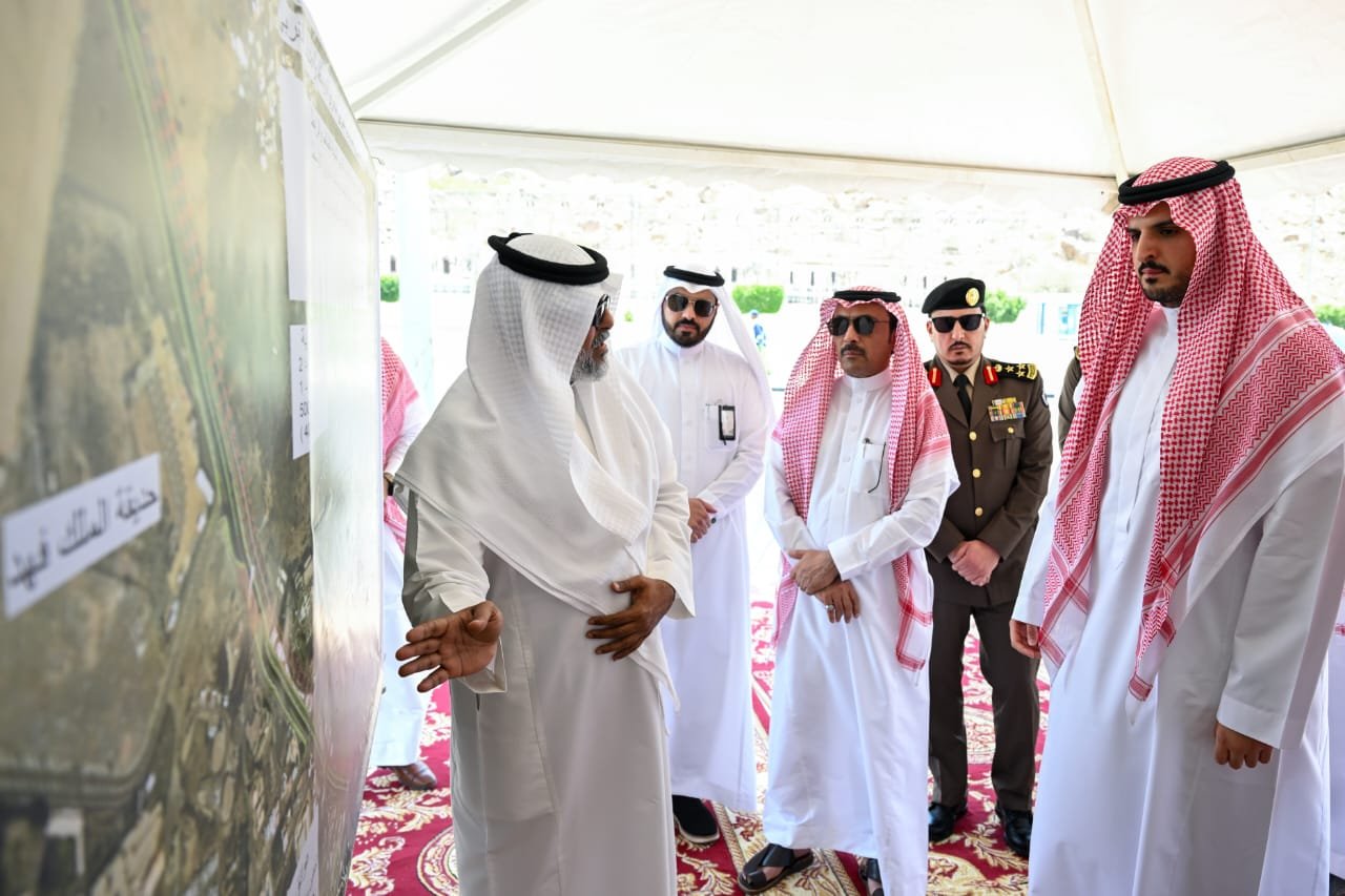 محافظ الطائف يتفقد مشروع المدخل الغربي ويطّلع على أعمال تطوير البنية التحتية
