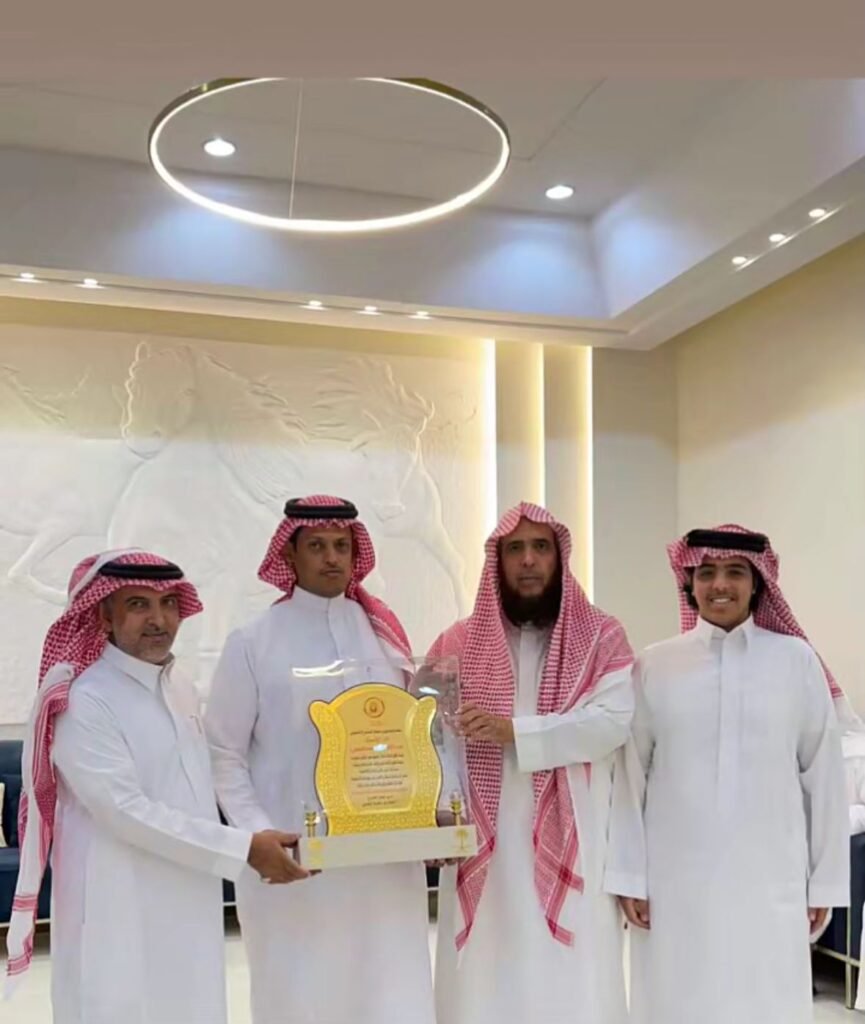 منسوبو مدرسة الحشرج يكرمون الأستاذ عبدالله سعد البقمي بمناسبة تقاعده منسوبو مدرسة الحشرج يكرمون الأستاذ عبدالله سعد البقمي بمناسبة تقاعده