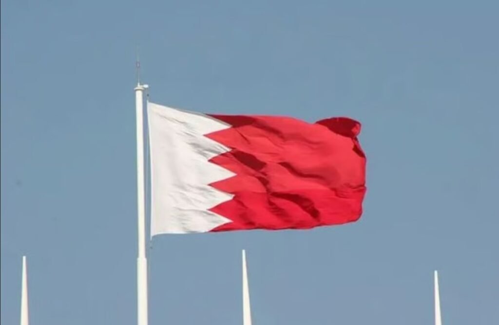 البحرين تطلق صافرات الإنذار وتدعو المواطنين والمقيمين إلى التزام الهدوء والتوجه إلى أقرب مكان آمن