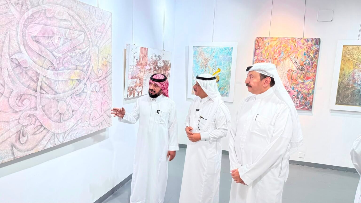 معرض “مابين الريشة والإزميل” في فنون الطائف معرض "مابين الريشة والإزميل" في فنون الطائف