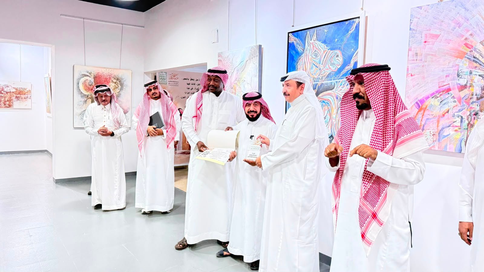 معرض "مابين الريشة والإزميل" في فنون الطائف - صحيفة البوابة الالكترونية معرض "مابين الريشة والإزميل" في فنون الطائف