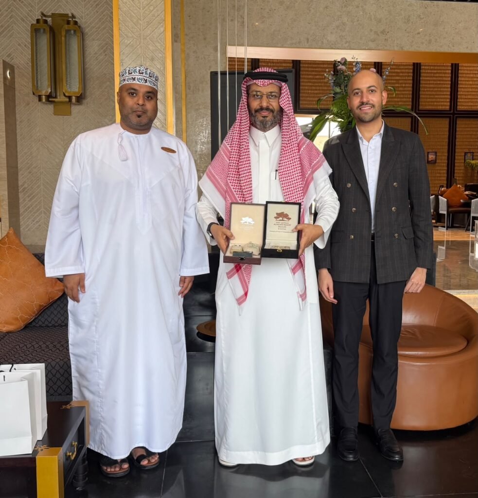 منتجع البليد صلالة بإدارة أنانتارا يكرم المستشار الإعلامي علي بن عايض القرني تقديرًا لإسهاماته في إبراز المنتجع كوجهة سياحية رائدة
