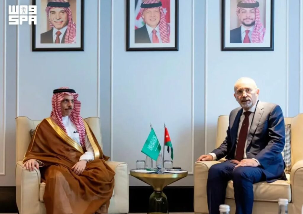 وزير الخارجية يبحث مع نظيره الأردني تطورات الأوضاع في الضفة الغربية وقطاع غزة