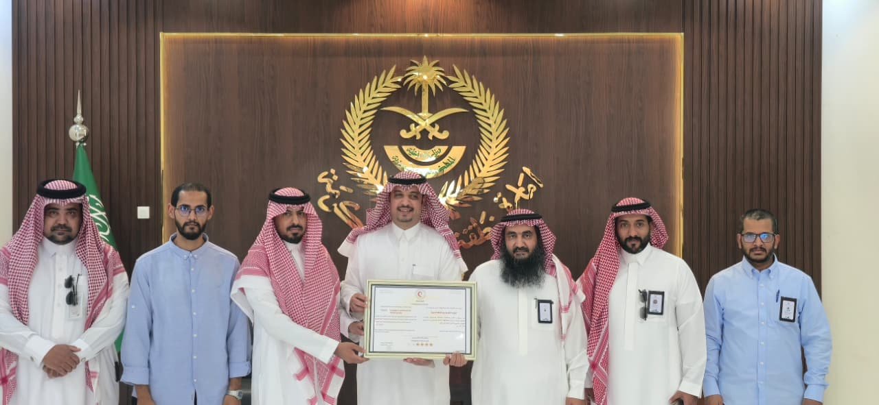 محافظ الخرمة يستقبل عميد الكلية التقنية ويطلع على شهادة الامتثال من الهلال الأحمر