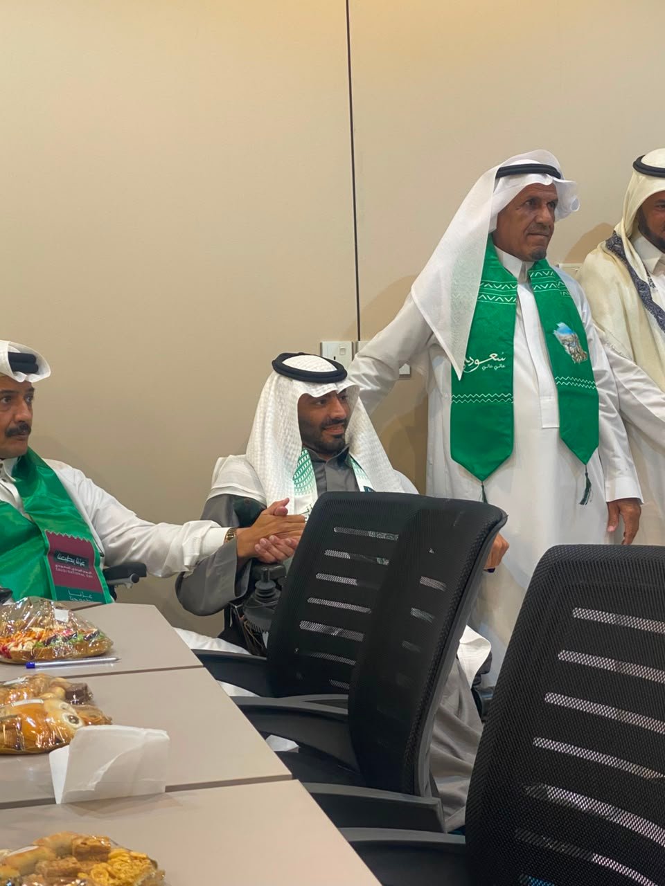 جمعية الوفاء الحركية بالطائف توزع عربات كهربائية وأسرّة ومستلزمات طبية على المستفيدين بمناسبة اليوم الوطني