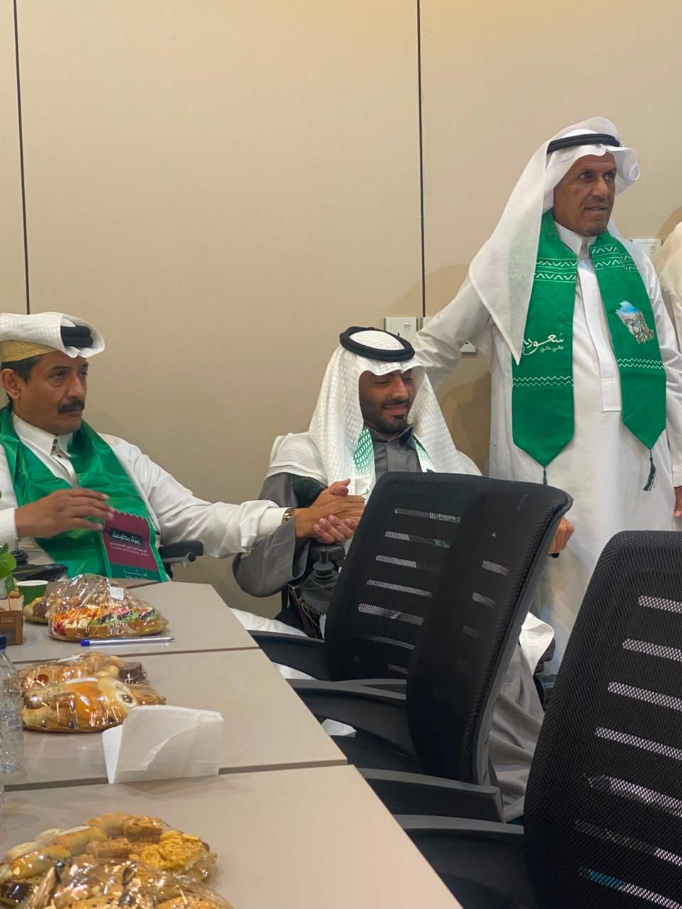 جمعية الوفاء الحركية بالطائف توزع عربات كهربائية وأسرّة ومستلزمات طبية على المستفيدين بمناسبة اليوم الوطني